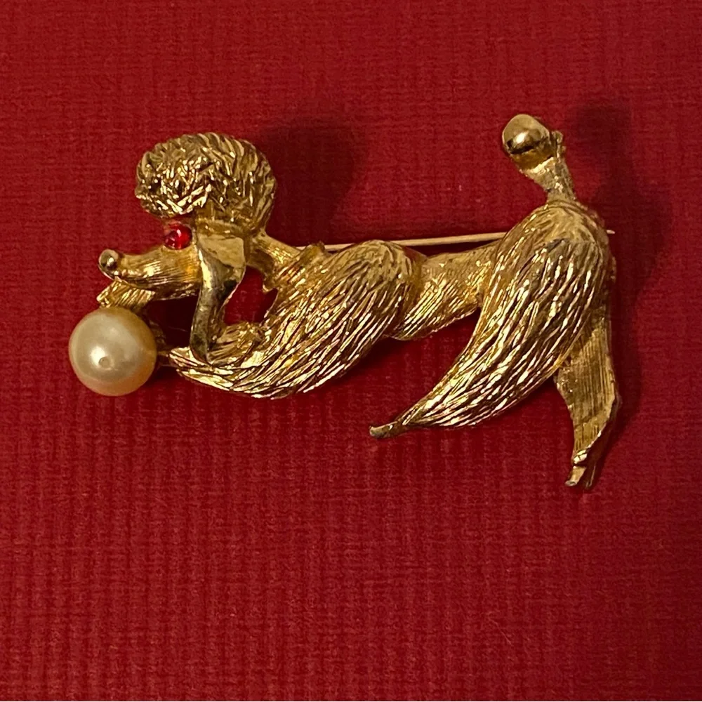 VINTAGE BROOCH PIN GOLD TONE POODLE DOG CANINE PLAYING WITH FAUX PEARL BALL